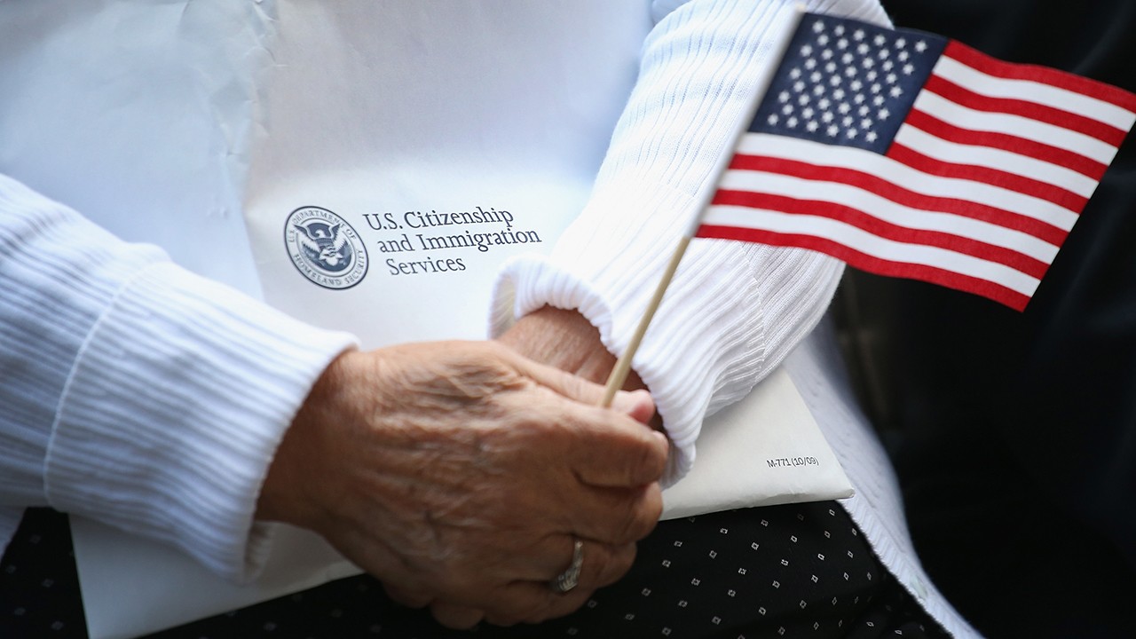 Naturalization Ceremony in Chicago: A group of immigrants becoming U.S. citizens, reflecting the significant increase in the immigrant population in 2023.