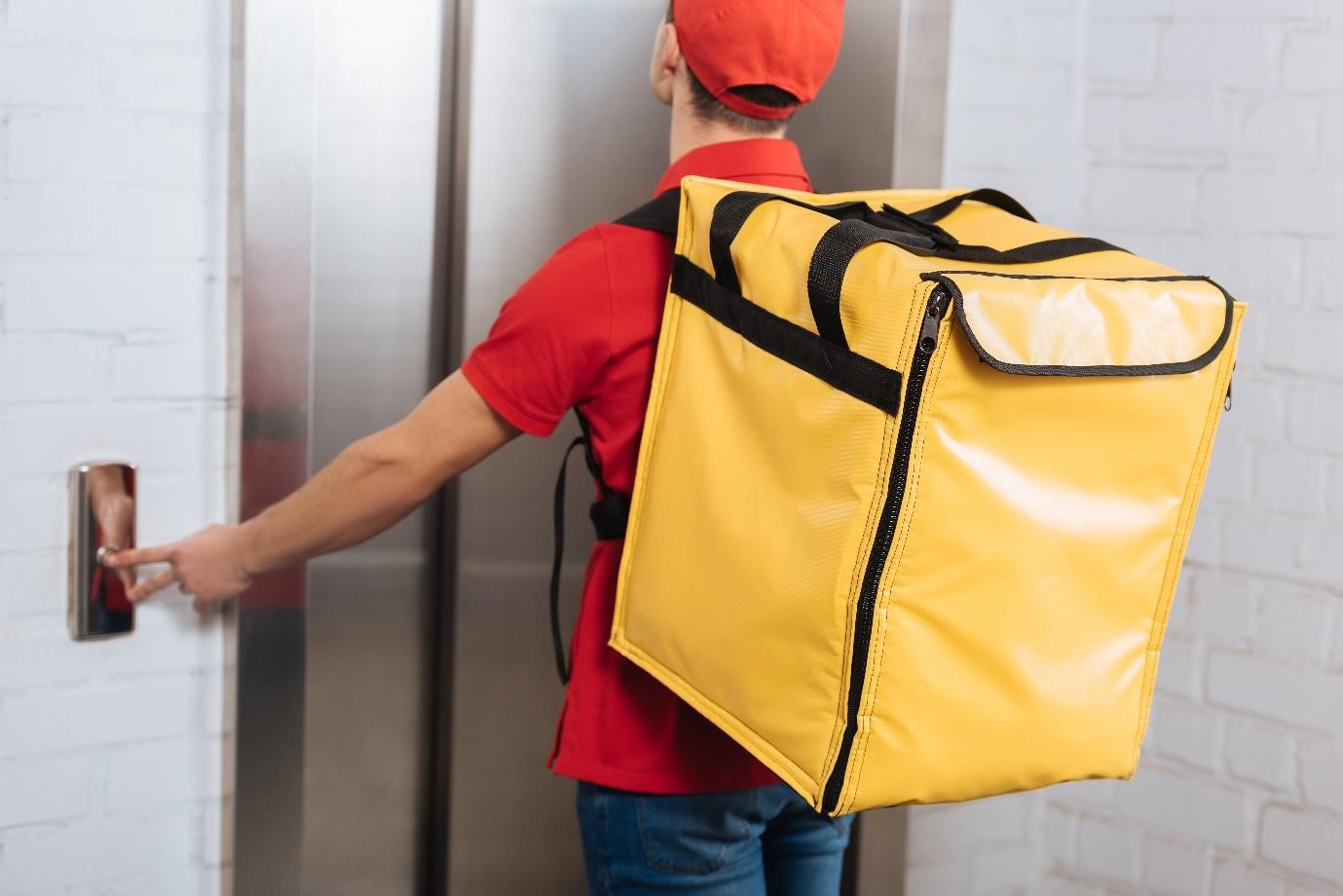 DoorDash driver carrying a delivery bag