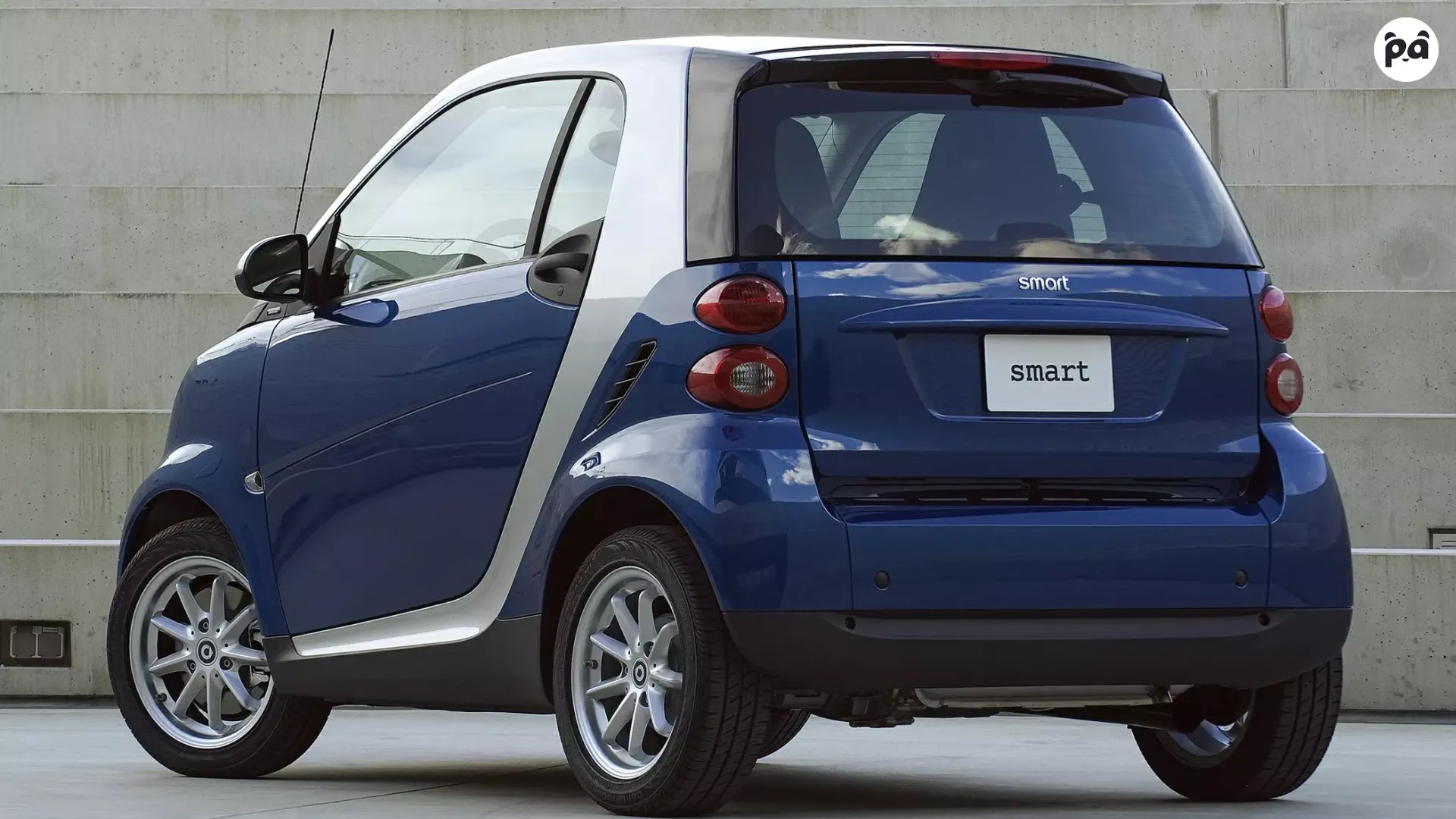 Smart EQ Forfour charging at a charging station