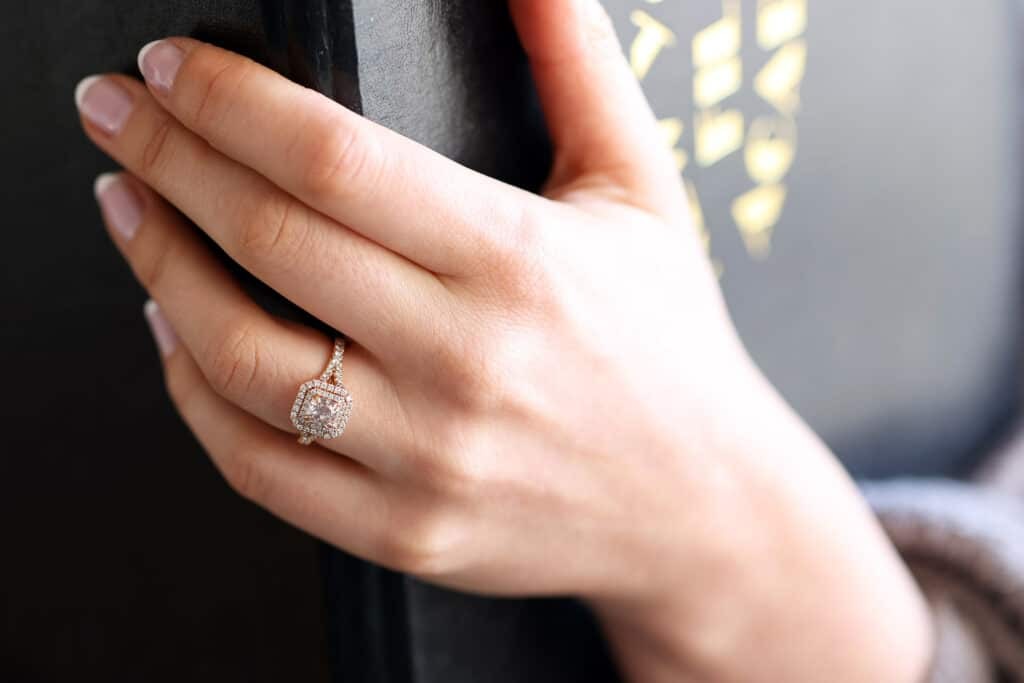 Sparkling 3/4 carat round cut diamond engagement ring