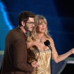 Andrew Garfield and Goldie Hawn present the Oscar