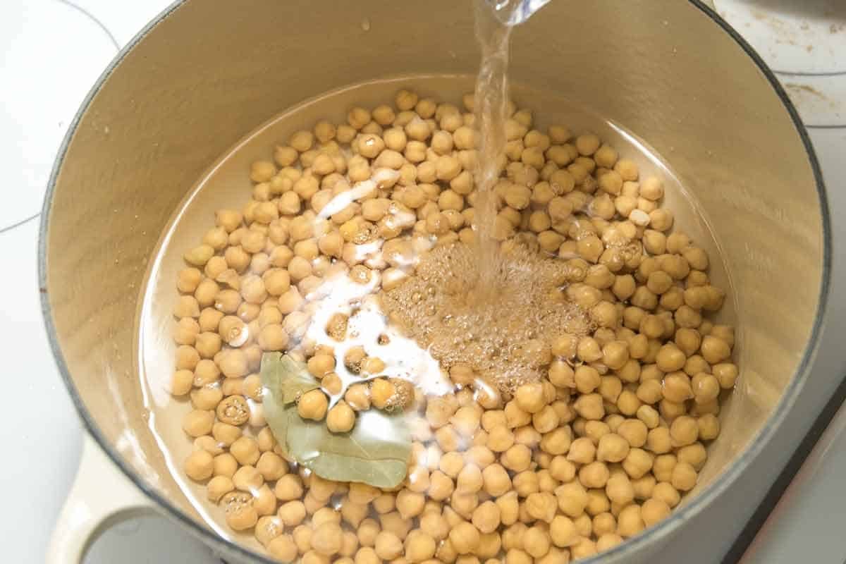 Cooking dried chickpeas on the stove