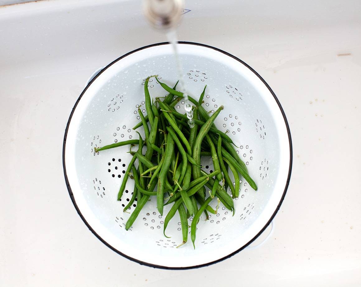 Bowl of ice water for chilling blanched green beans