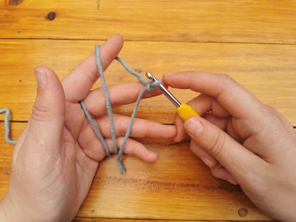 How to hold the yarn