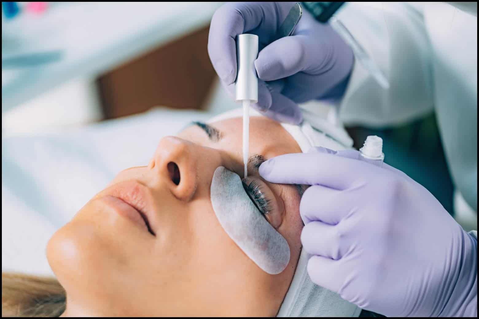Lash technician performing a lash lift