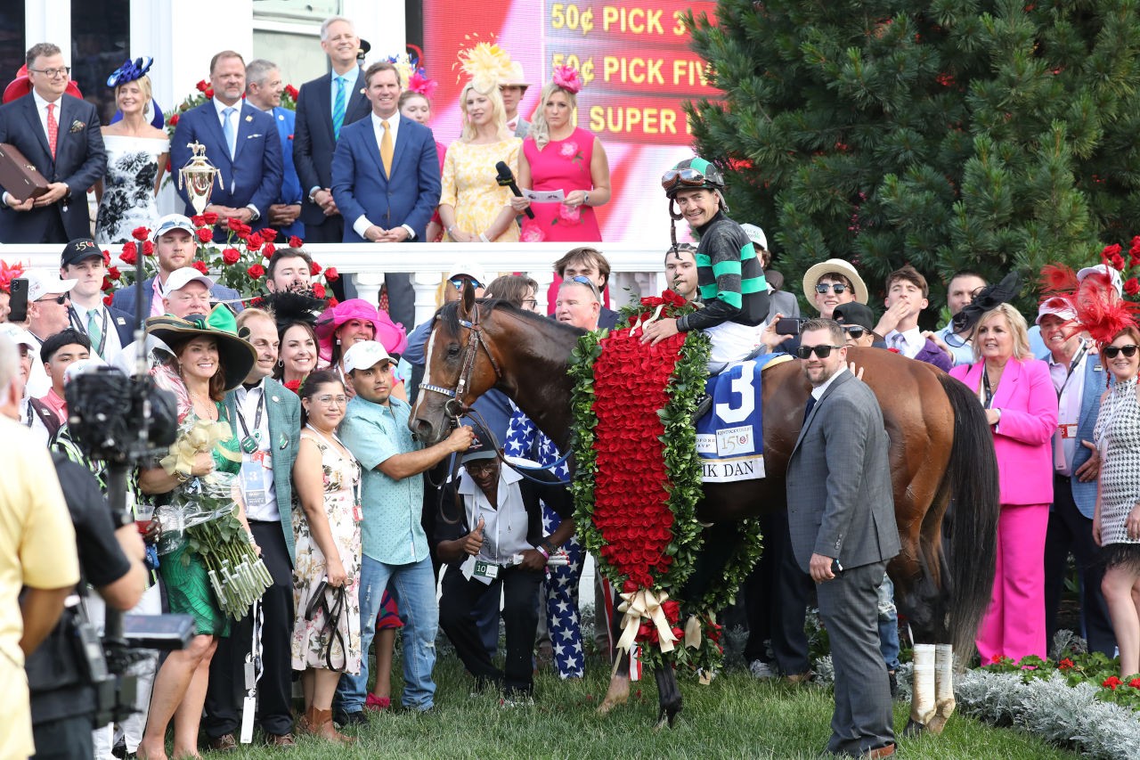 Mystik Dan draped in the garland of roses