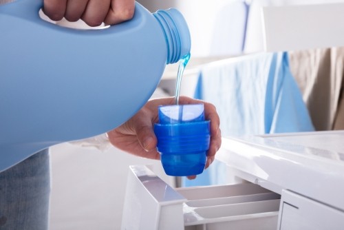 Skunk odor removal with laundry detergent